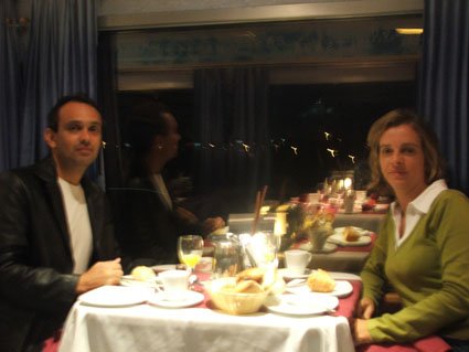 A foto ficou desfocada, foi o garçom quem tirou e com o movimento do trem ficou difícil, mas como é o único registro de nós 2 juntos não poderia descartá-la.