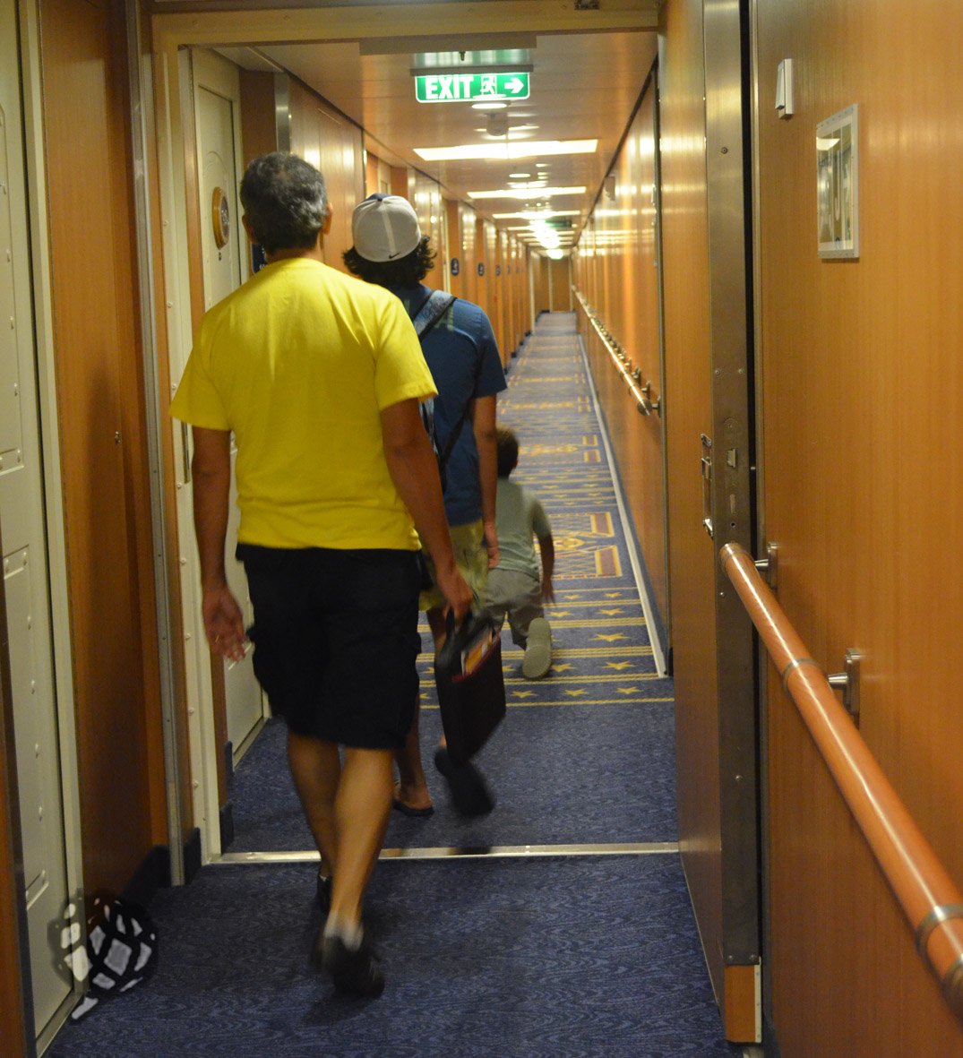 corredor navio meninos