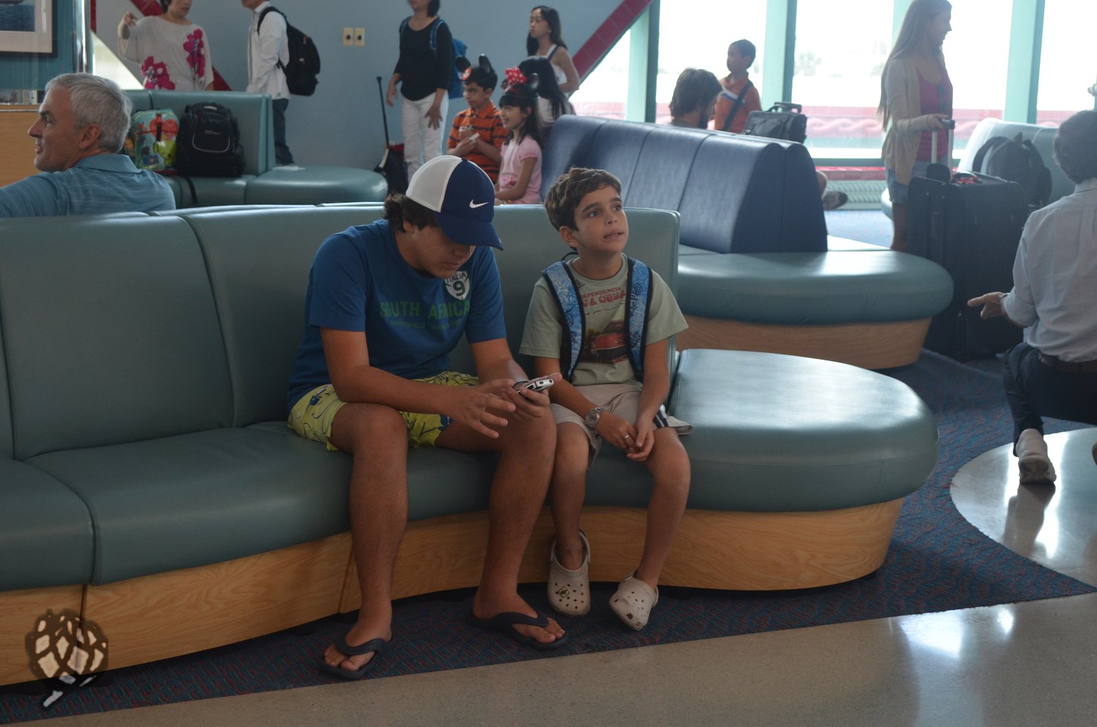 meninos checkin navio
