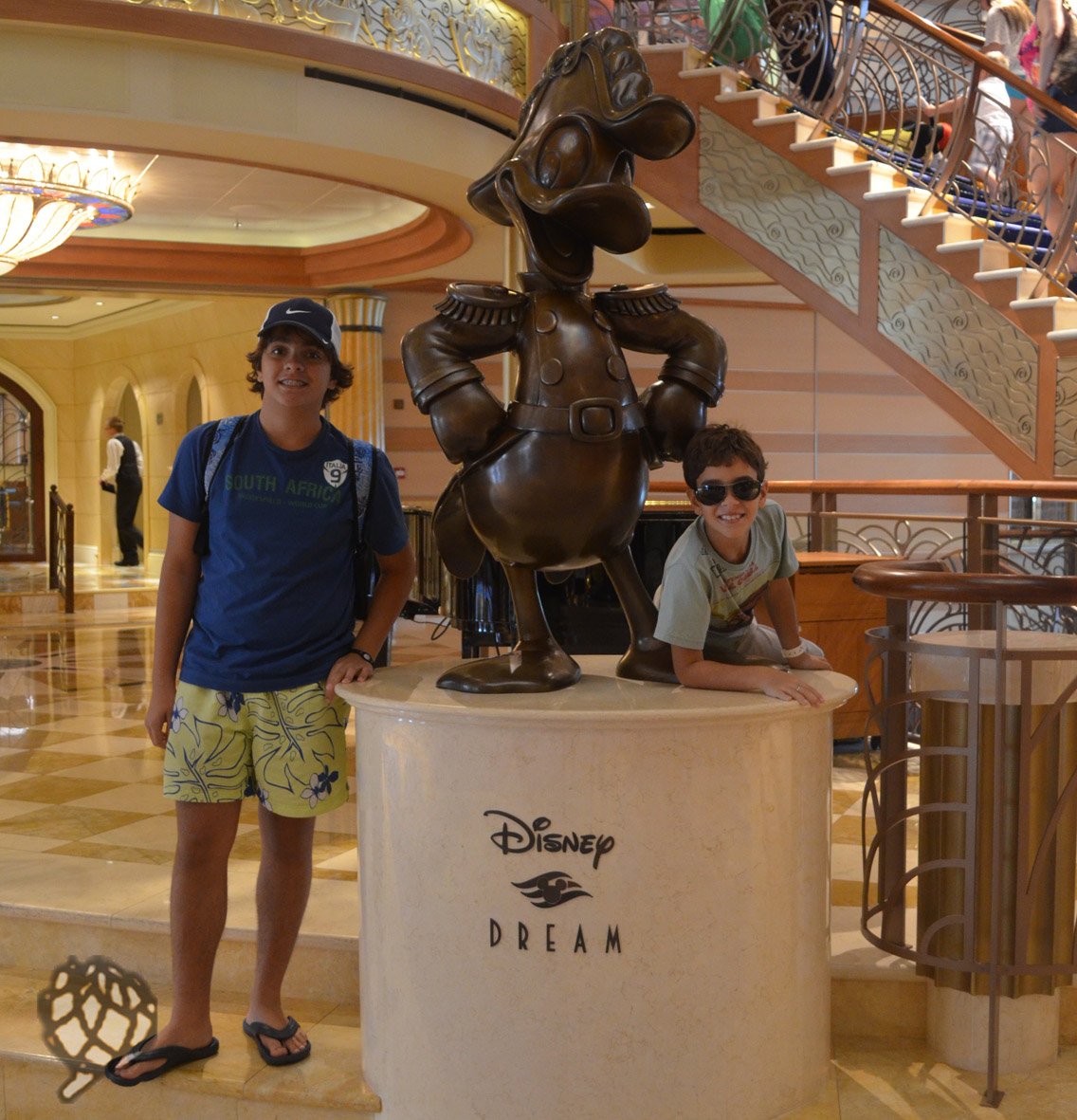 meninos com estatua navio