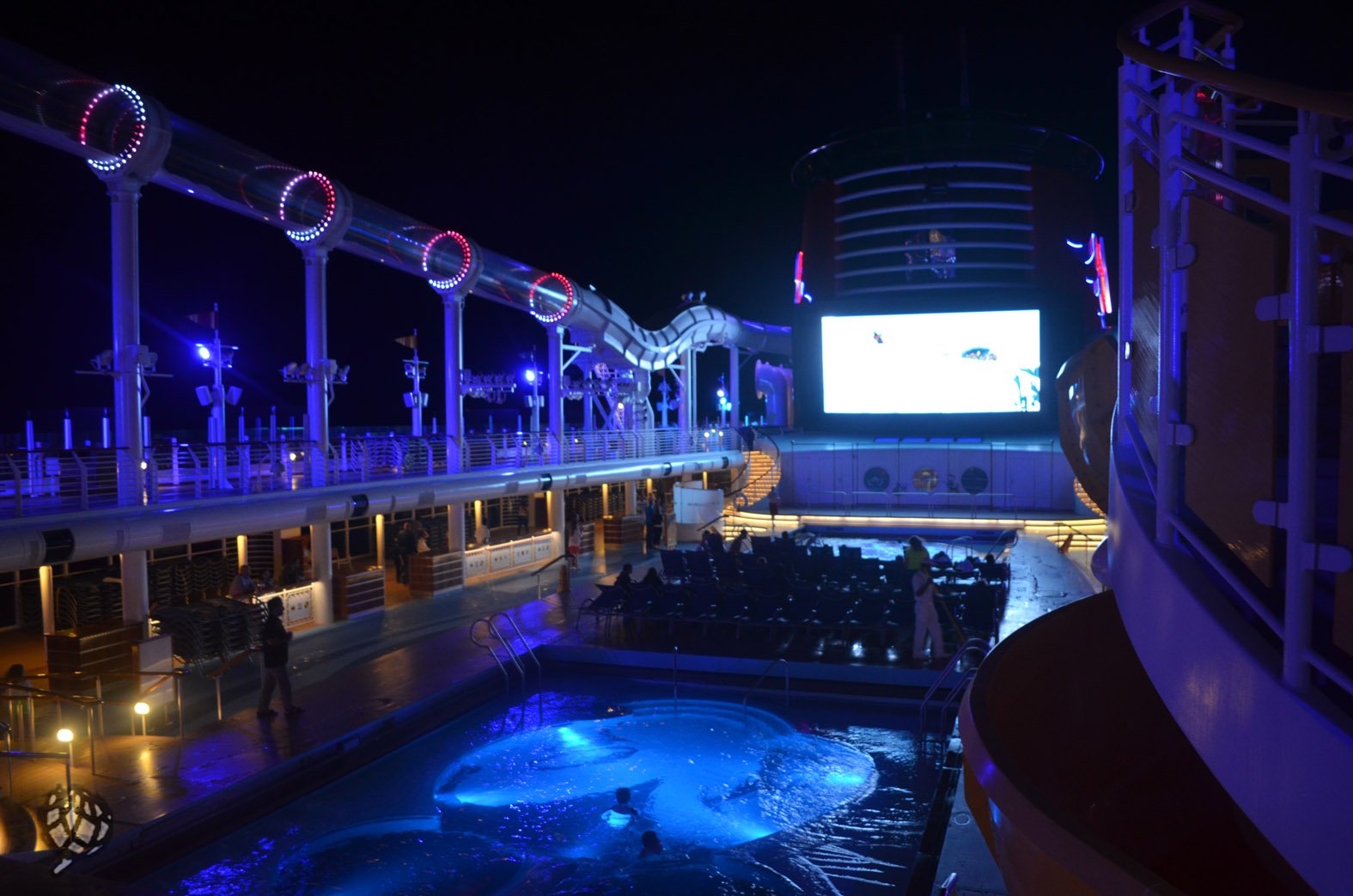 piscina navio noite