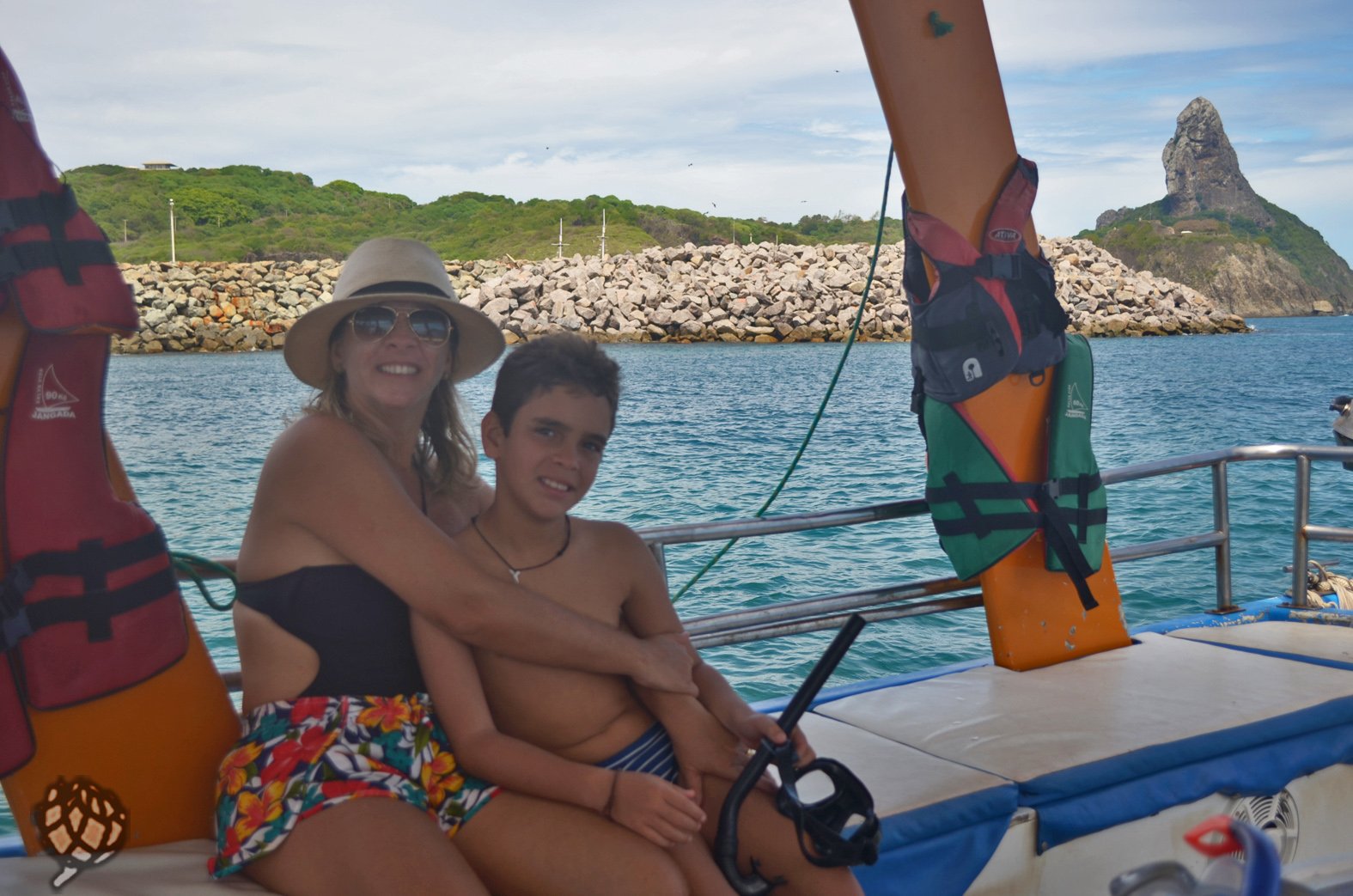 Eu e Arthur barco em Fernando de Noronha