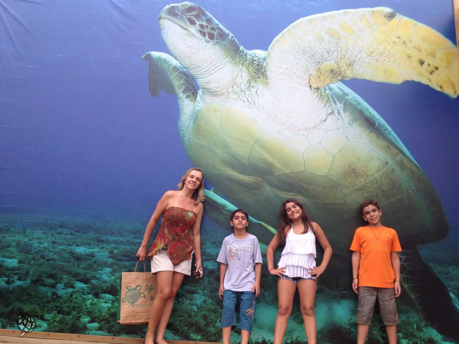 Fernando de Noronha com crianças no Projeto Tamar
