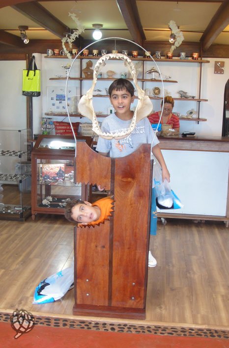 Fernando de Noronha com crianças