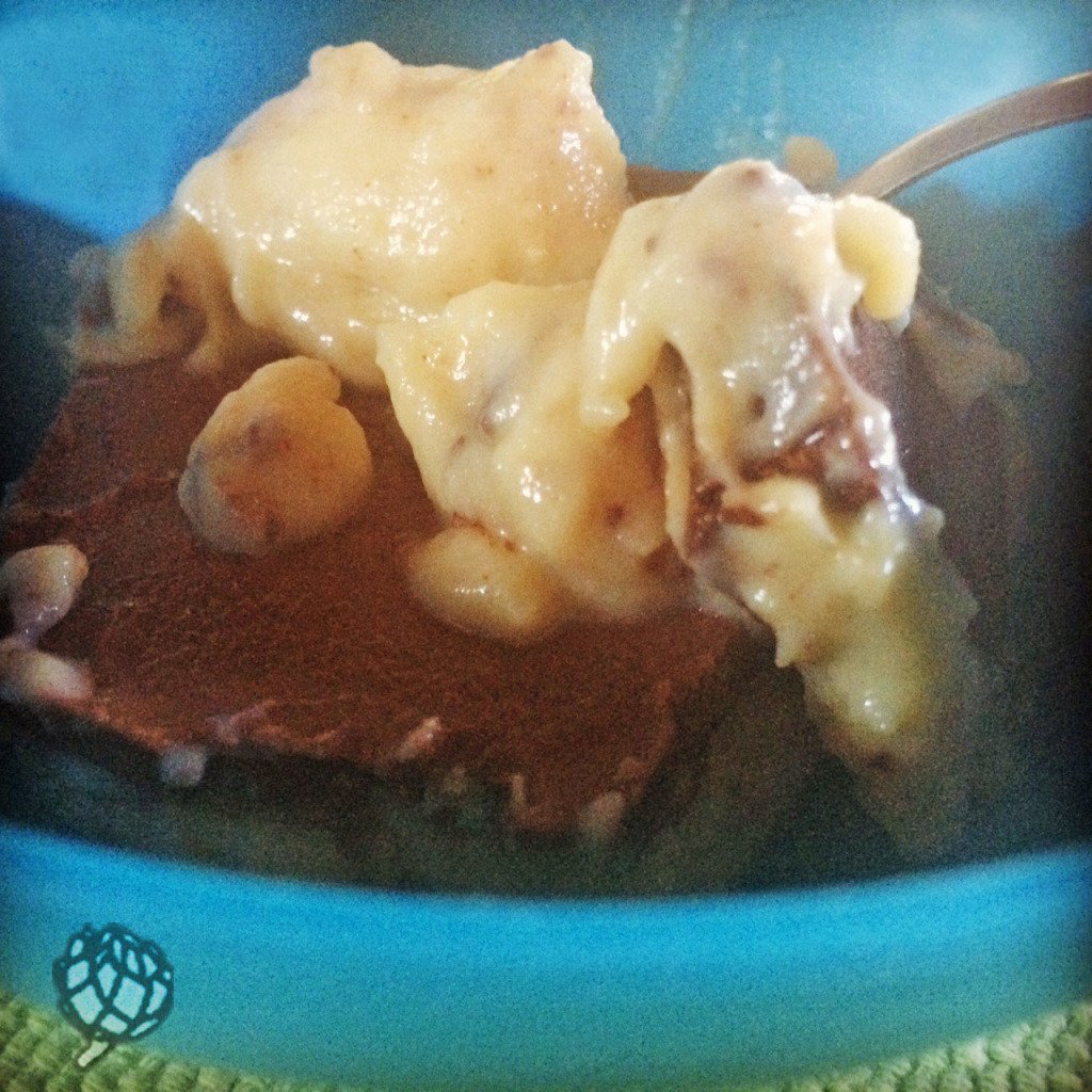 ovo-de-chocolate-na-travessa-pedaço