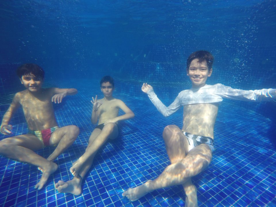 Girassois-meninos-piscina2
