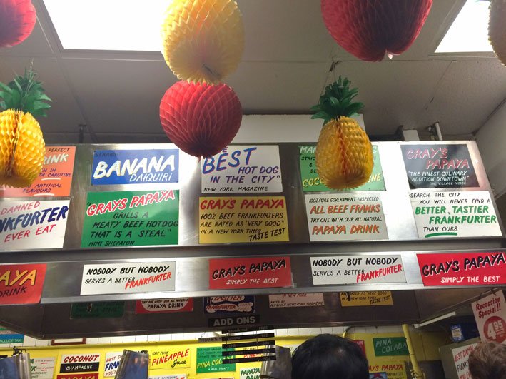 Gray's-Papaya-decoracao