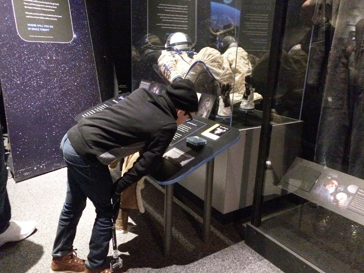 Museu-do-Ar-e-Espaco-exploring-the-moon2