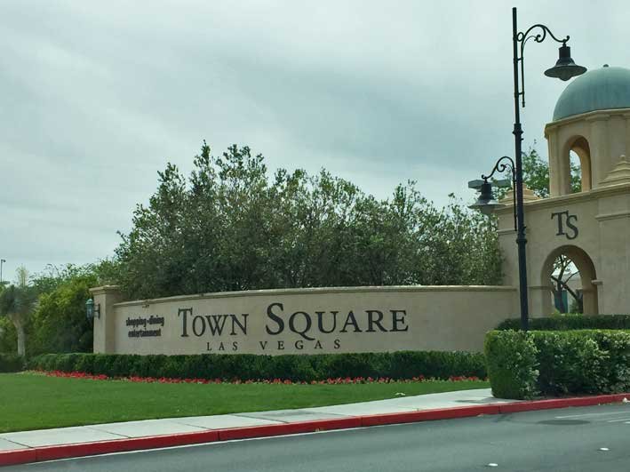 12-dicas-para-compras-em-Las-Vegas-alem-dos-outlets-town-placa