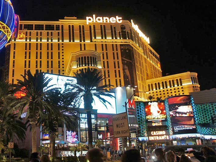 Não encontrei nenhuma foto legal do mall, então coloquei uma da fachada