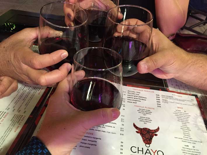 Onde-jantar-em-Las-Vegas-brinde-Chayo
