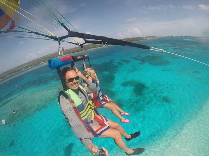 6-motivos-para-ir-a-San-Andres-parasail