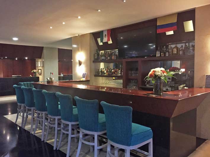 Hotel-perto-do-aeroporto-em-Bogota-bar
