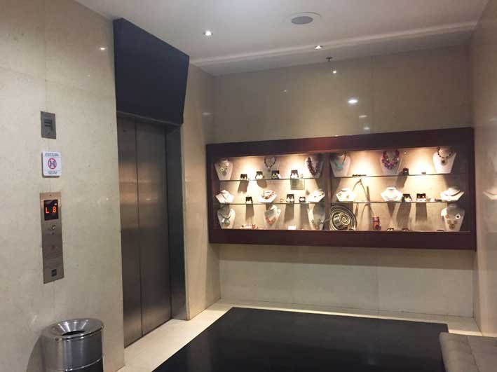 Hotel-perto-do-aeroporto-em-Bogota-hall-elevador