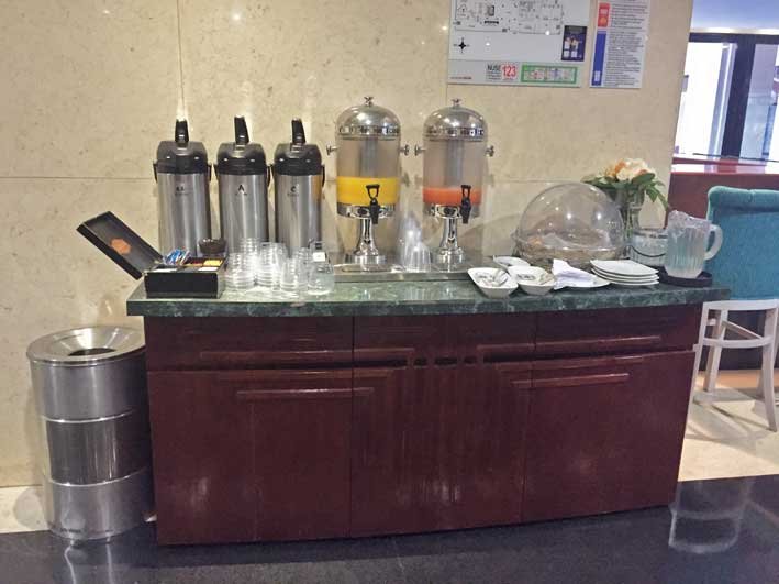 Hotel-perto-do-aeroporto-em-Bogota-mesa-cafe