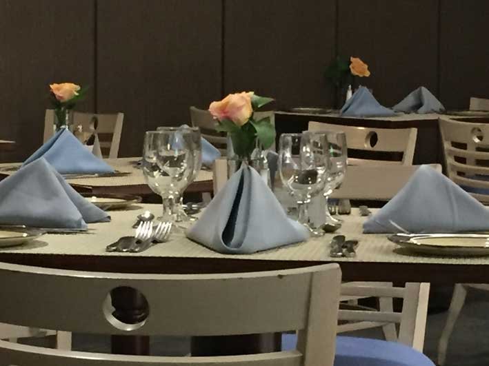 Hotel-perto-do-aeroporto-em-Bogota-mesa