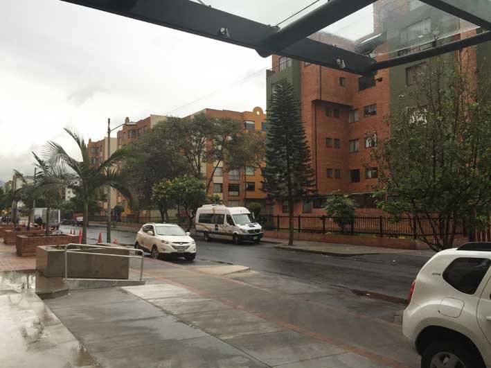 Hotel-perto-do-aeroporto-em-Bogota-rua