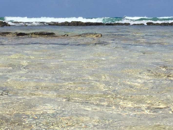 Um mar que parece uma piscina