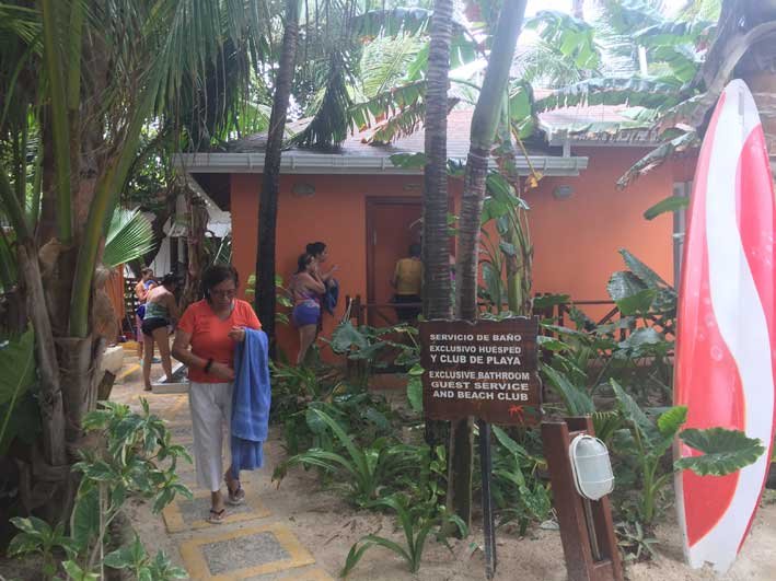 o-que-fazer-em-San-Andres-sem-sair-da-ilha-club-rocky-cay-banheiros