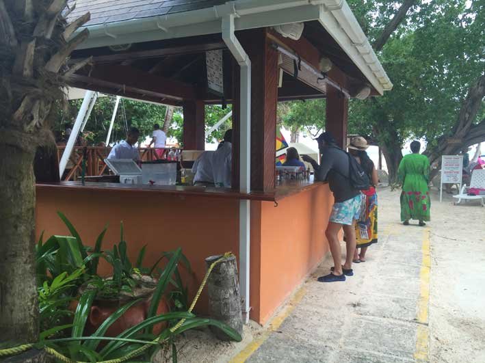 o-que-fazer-em-San-Andres-sem-sair-da-ilha-club-rocky-cay-bebidas