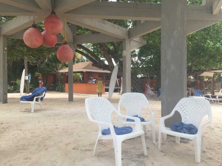 o-que-fazer-em-San-Andres-sem-sair-da-ilha-club-rocky-cay-cadeiras