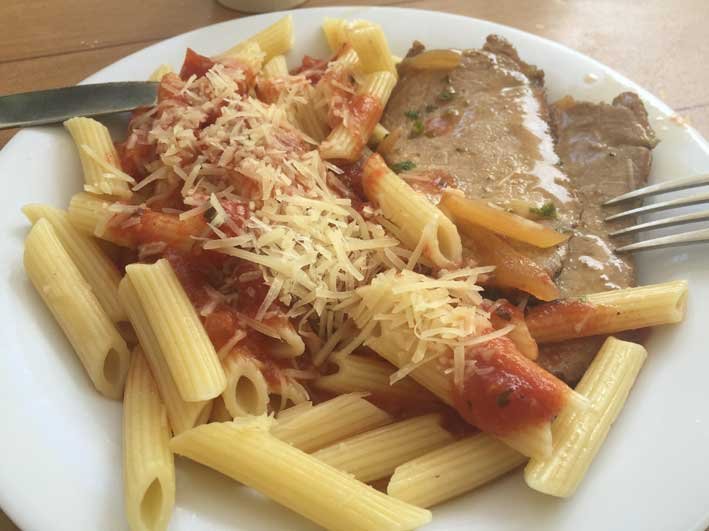 o-que-fazer-em-San-Andres-sem-sair-da-ilha-club-rocky-cay-refeicao