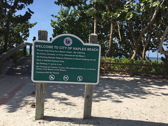 O-que-fazer-em-naples-em-um-dia-pier-placa-regras