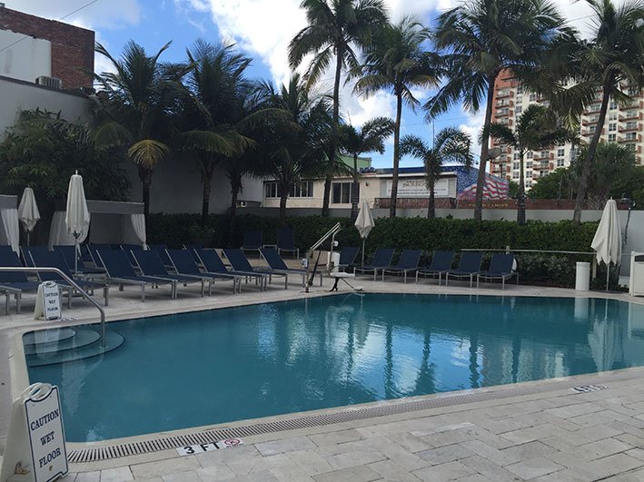 hotel-em-Fort-Lauderdale-piscina