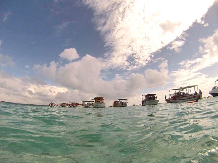 Barcos nas piscinas naturais de Maragogi Piscinas naturais