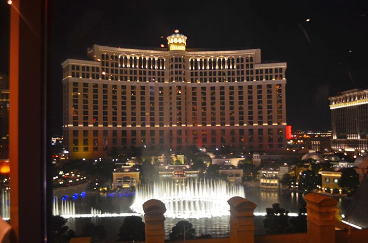 Vista do show das águas do Bellagio sentado numa mesa do Eiffel Tower
