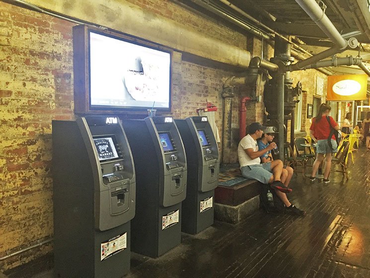 Caixas eletrônicos nos corredores do Chelsea Market