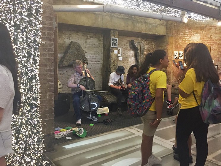 Músicos nos corredores do Chelsea Market
