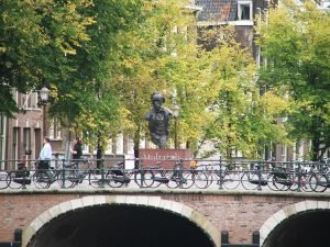 Pontes sobre os canais em Amsterddam