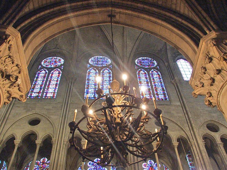 Interior da Notre-Dame em Paris