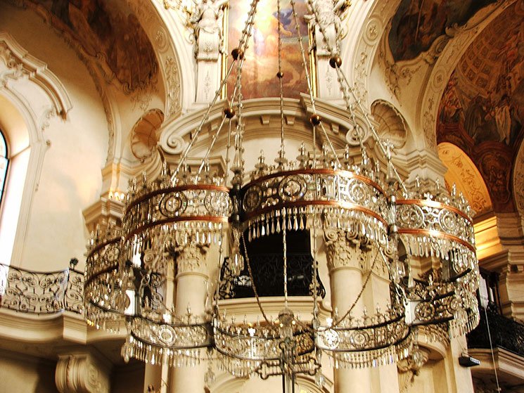 Interior da igreja St Nicholas em Praga