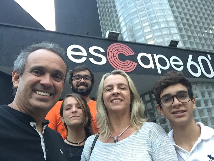 Família jogando um jogo de fuga