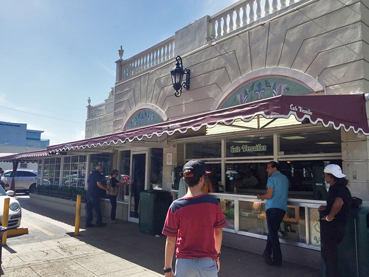 Fachada do Versailles Restaurant em Littel Havana em Miami