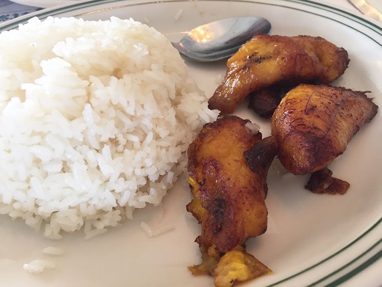 Frango no Restaurante Versailles na Little Havana em Miami