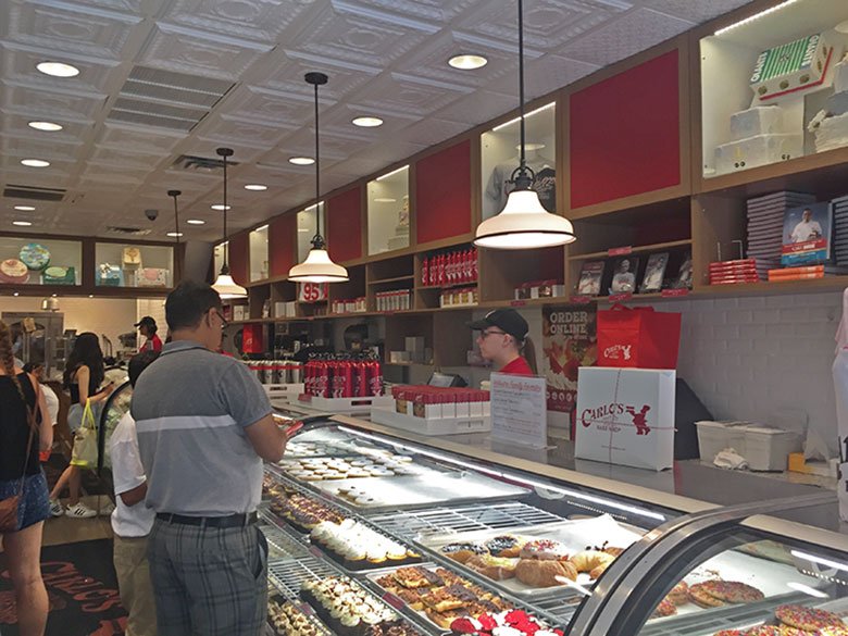 Interior da Carlo's Bake Shop em New Jersey