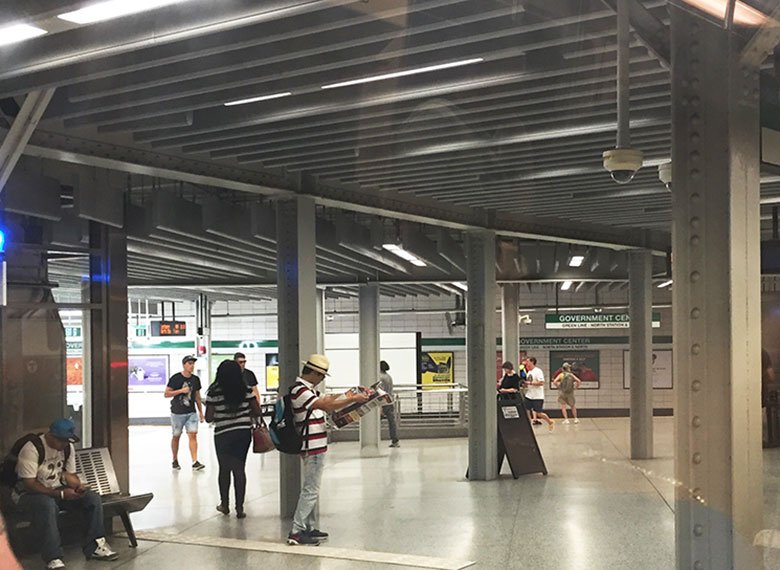 Salão principal de uma estação de metrô em Boston