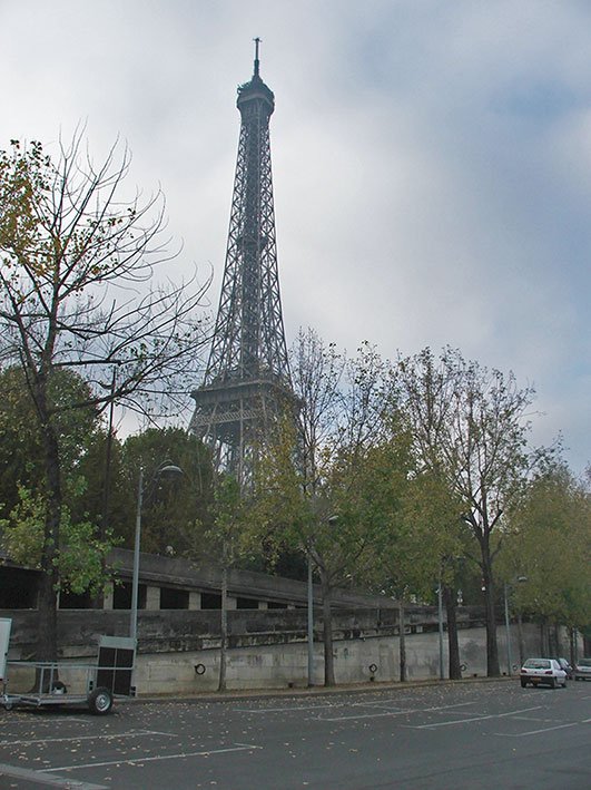 A Torre Eiffel vista de longe