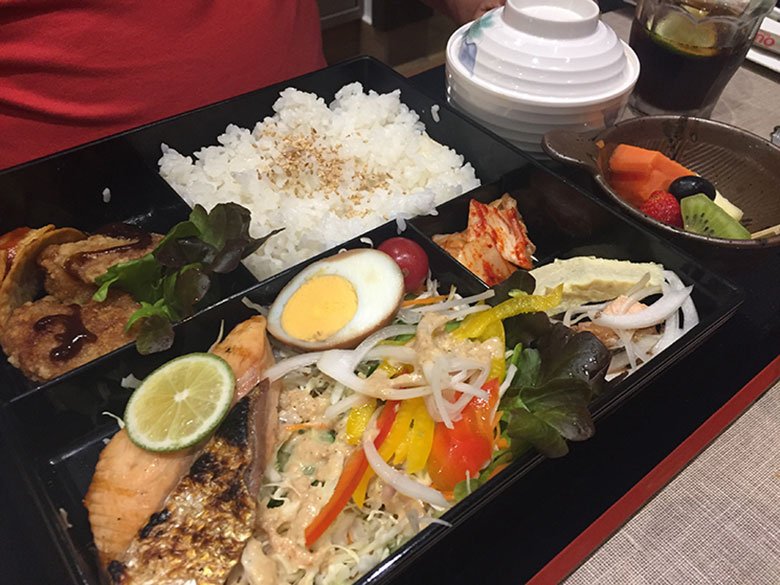 Bentô do dia no Momo Lamen na Liberdade