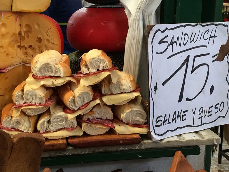 Sanduíches no Mercado de San Telmo