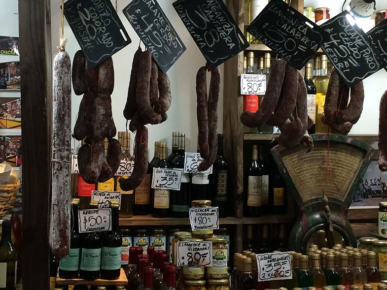 Tenda de embutidos no Mercado de San Telmo