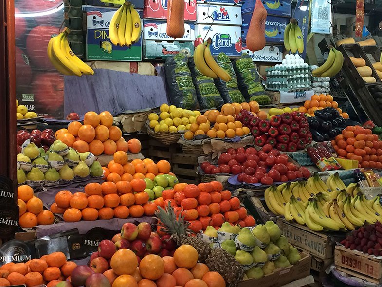 Tenda de frutas no Mercado de San Telmo