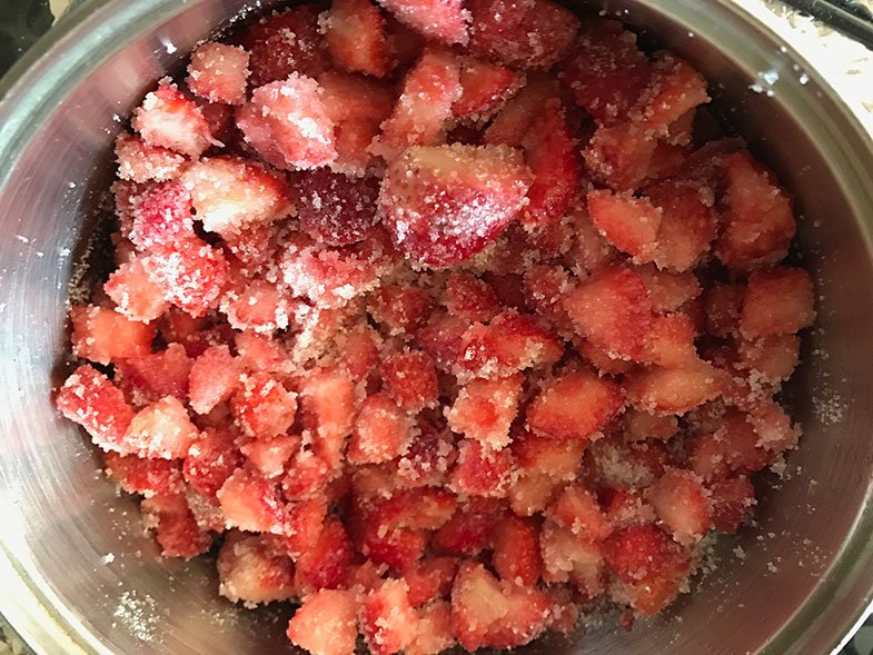 Morangos com açúcar para fazer geleia