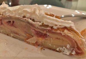 Rocambole de massa folhada com recheio de geleia de morando e brigadeiro branco