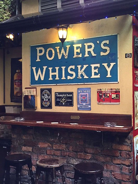 Parte interna do The Temple Bar em Dublin