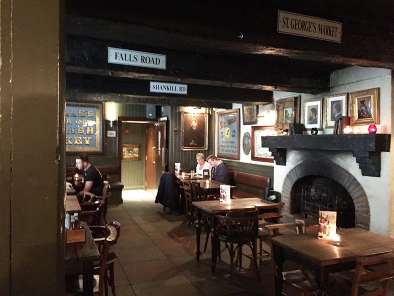 Interior do Whites Tavern em Belfast