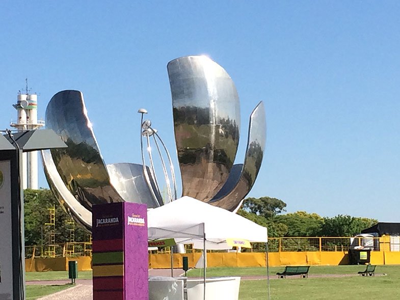 Floralis Generica em Buenos Aires